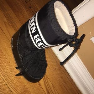 Kids moon boots fits size 13.5-2.5